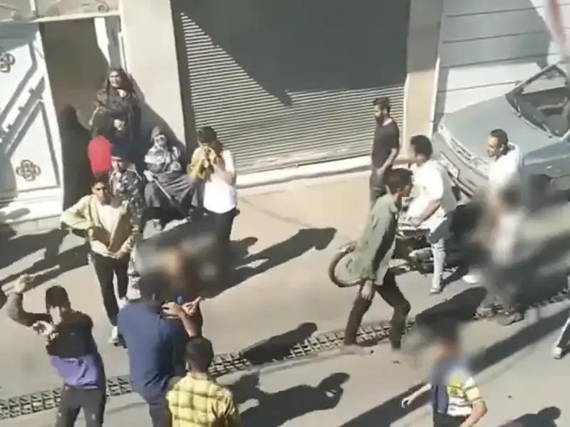 الاعتداء على منازل المهاجرين في إيران.. ومحتجون في قزوين يهتفون ضد الأفغان