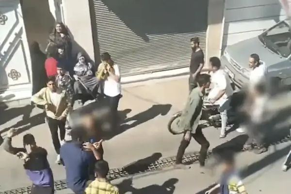 الاعتداء على منازل المهاجرين في إيران.. ومحتجون في قزوين يهتفون ضد الأفغان