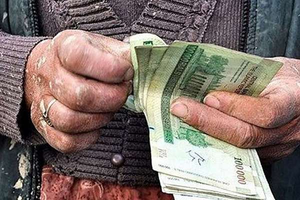 بازنشستگان: دولت میخواهد بودجه را با دست بردن در جیب و سفره مردم تامین کند