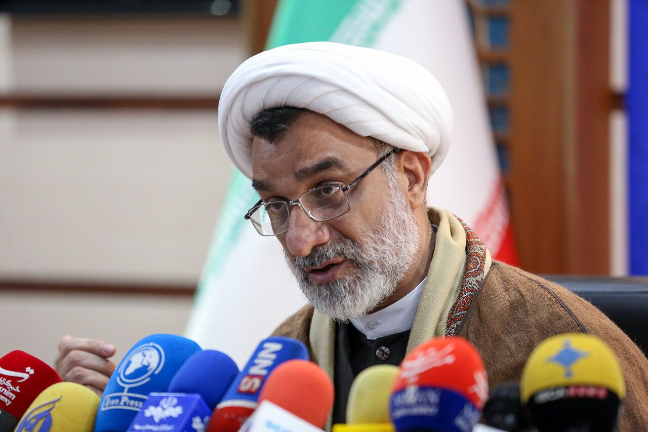 دبیر شورای عالی انقلاب فرهنگی: زنان اجازه ندارند در جمع آقایان آواز بخوانند