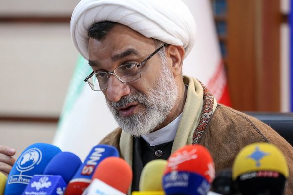 دبیر شورای عالی انقلاب فرهنگی: زنان اجازه ندارند در جمع آقایان آواز بخوانند
