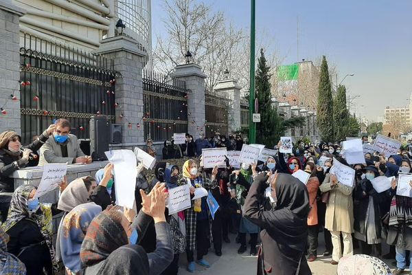 تشکل سراسری معلمان با حمایت قاطع از اعتراضات: نیروهای امنیتی مقابل مردم نایستند