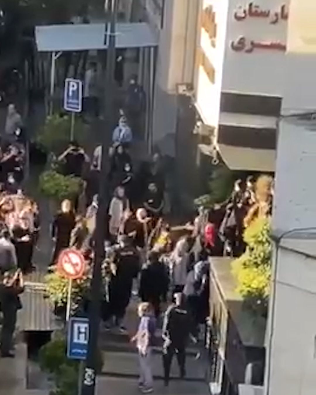 اعتراضات و ابراز خشم مردم ایران در خیابان‌ها و ‌بام‌ها درپی جان باختن مهسا امینی 