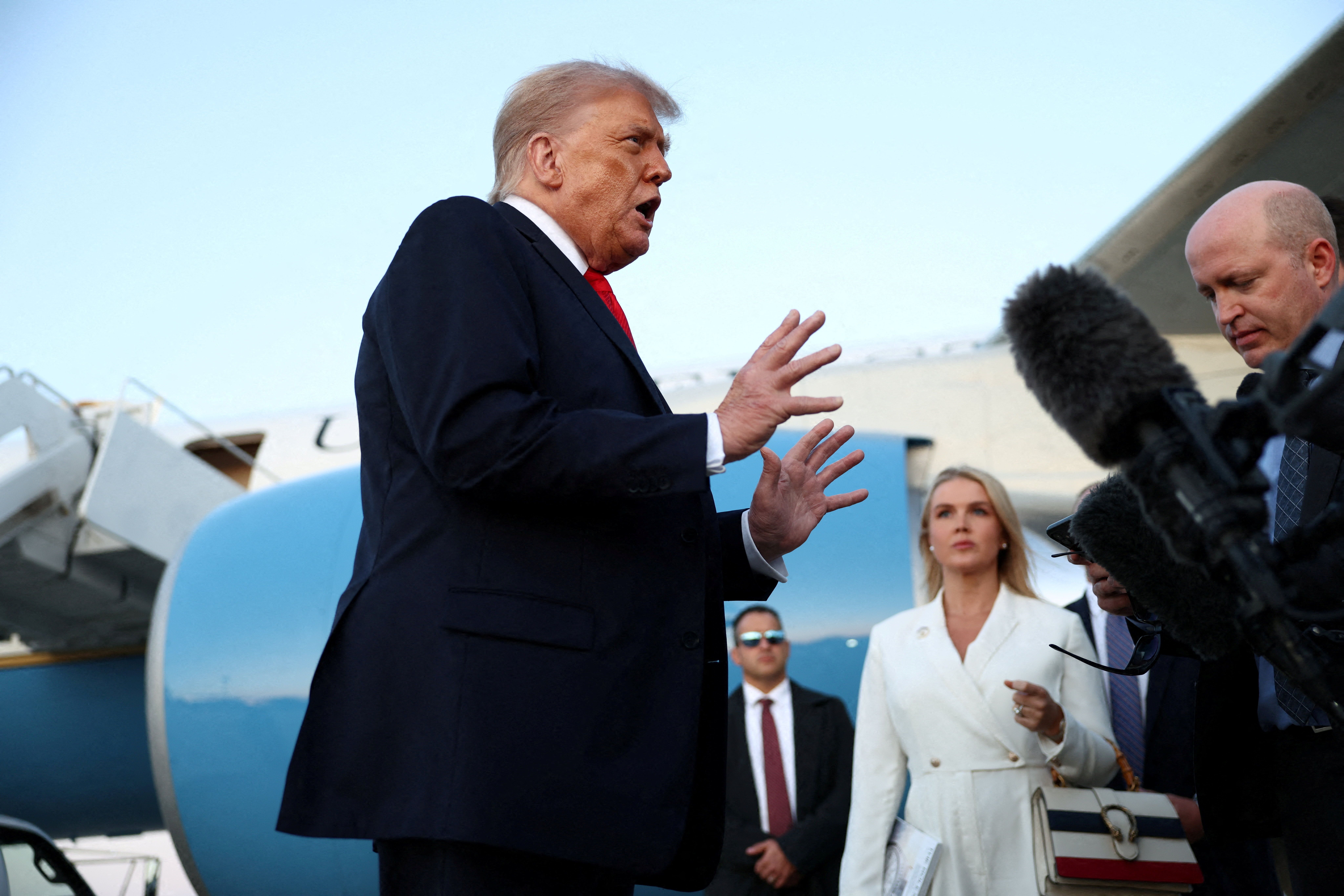 ترامپ: شرکت‌های خارجی به قوانین مهاجرتی ما احترام بگذارند