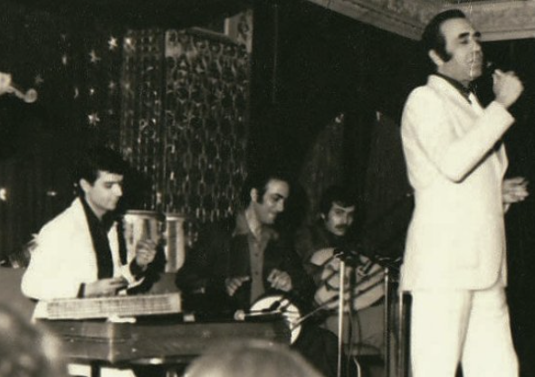 ایرج در یکی از اجراهایش در تهران، سال ۱۳۵۴، از صفحه رسمی او در اینستاگرام