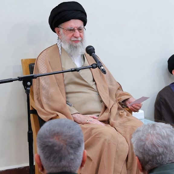 علی خامنهای: اداره جهان در دست «حیوانات انساننما» است اما در برابر آنها میایستیم