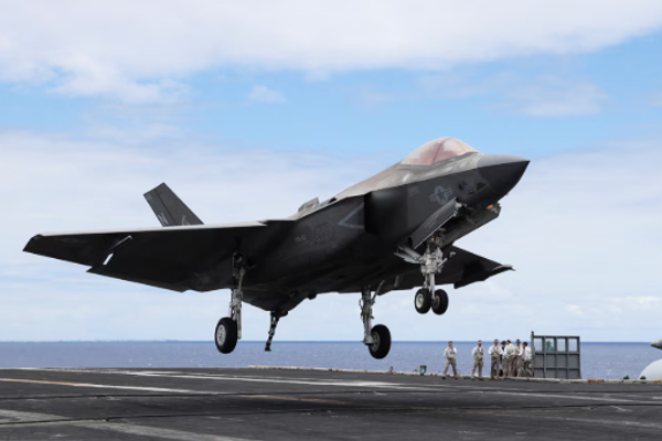 دیلی اکسپرس: آمریکا همزمان با افزایش تنشها جنگندههای بیشتری به خاورمیانه اعزام کرد