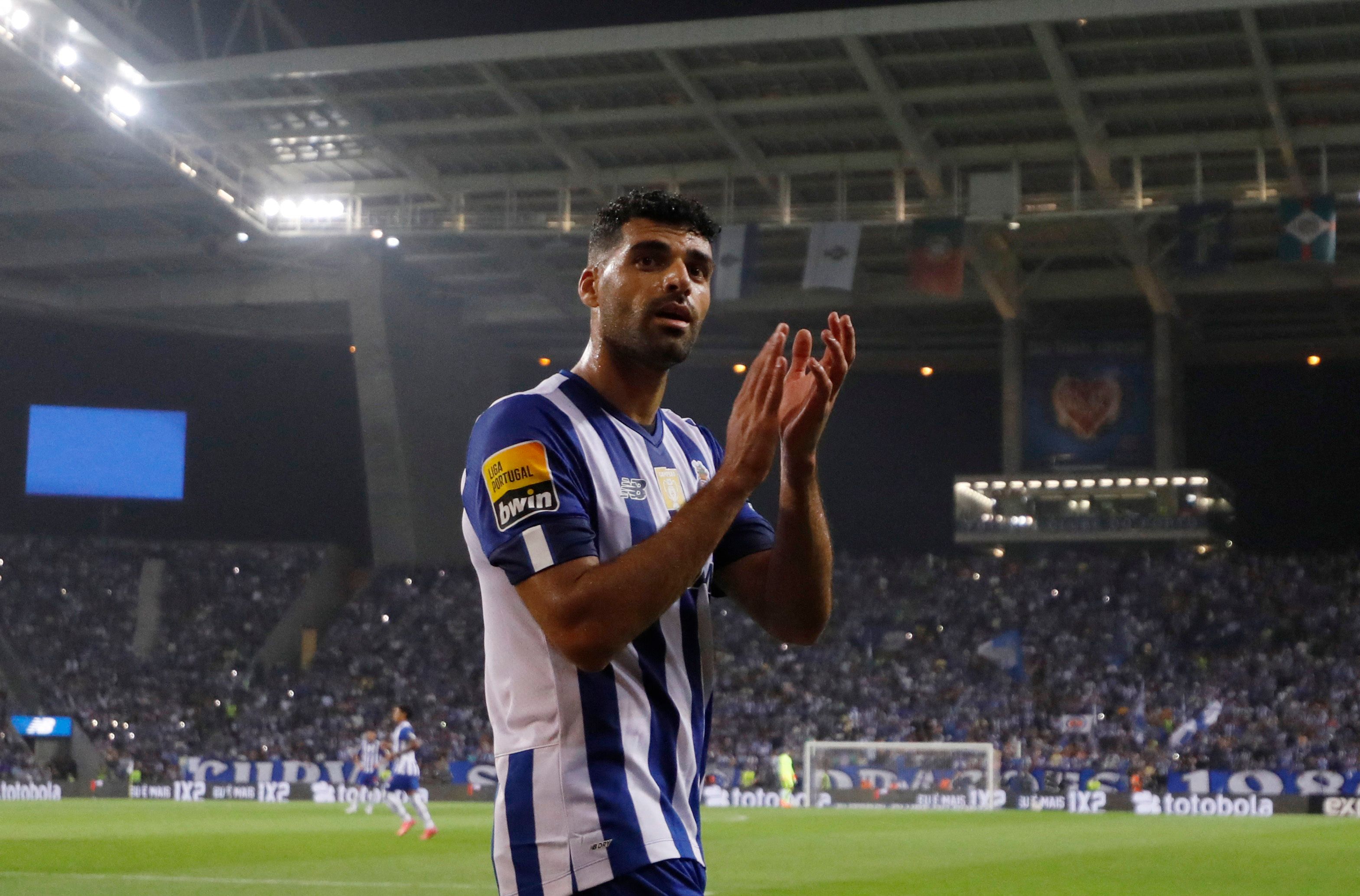 درخواست توییتری از طارمی و حراج پیراهن امضا شده برای کمک به یک هوادار دارای معلولیت