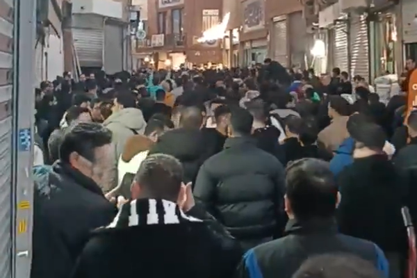 بعد أقل من شهر على اندلاع الاحتجاجات.. الدولار يتجاوز 150 ألف تومان في السوق الحرة بإيران