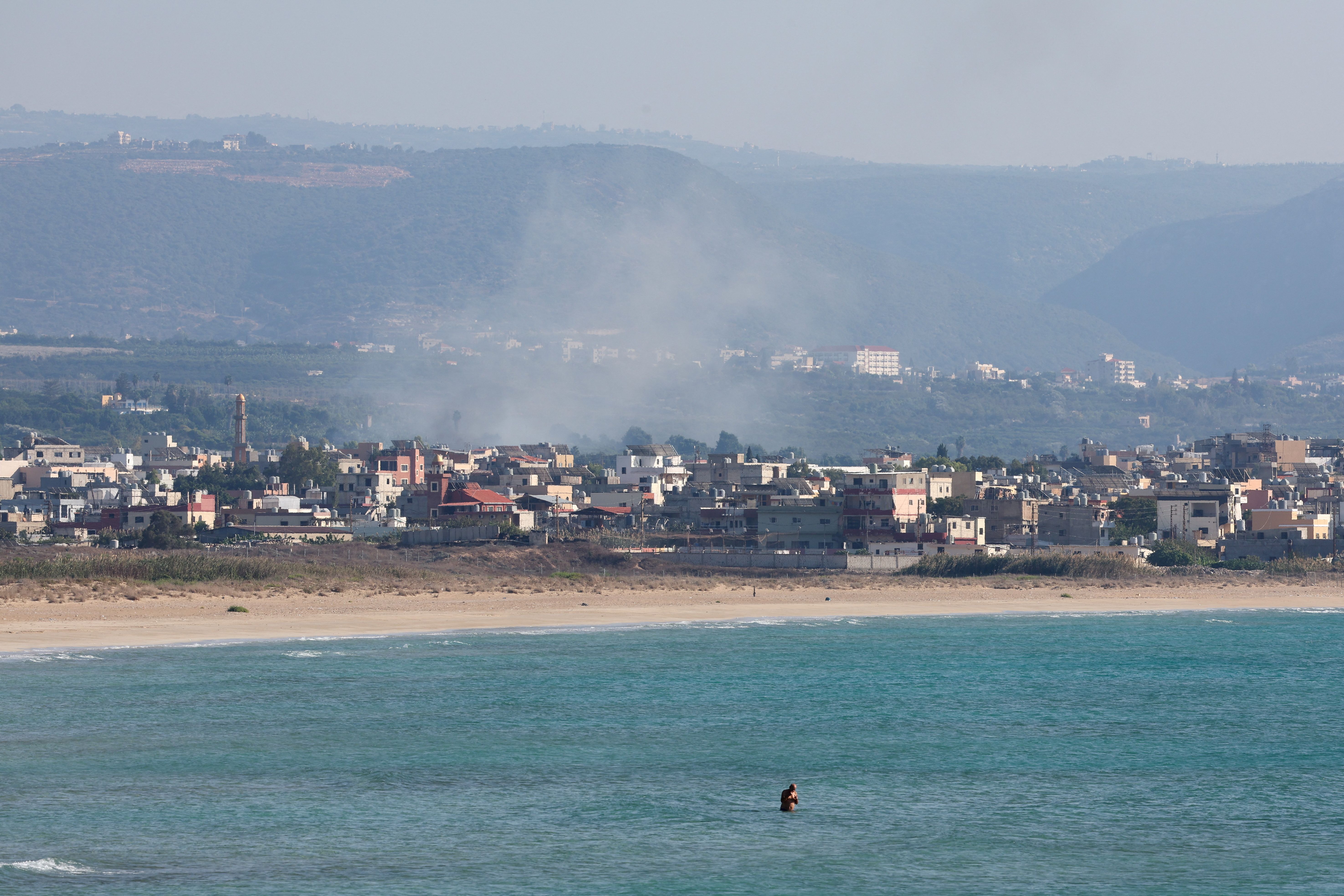 دود ناشی از درگیری‌های ارتش اسرائیل و حزب‌الله، سواحل جنوب لبنان، ۱۴ مهر