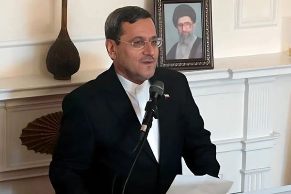 برلماني إيراني يدعو الإعلام إلى الحد من التأثير النفسي لارتفاع أسعار الصرف والذهب