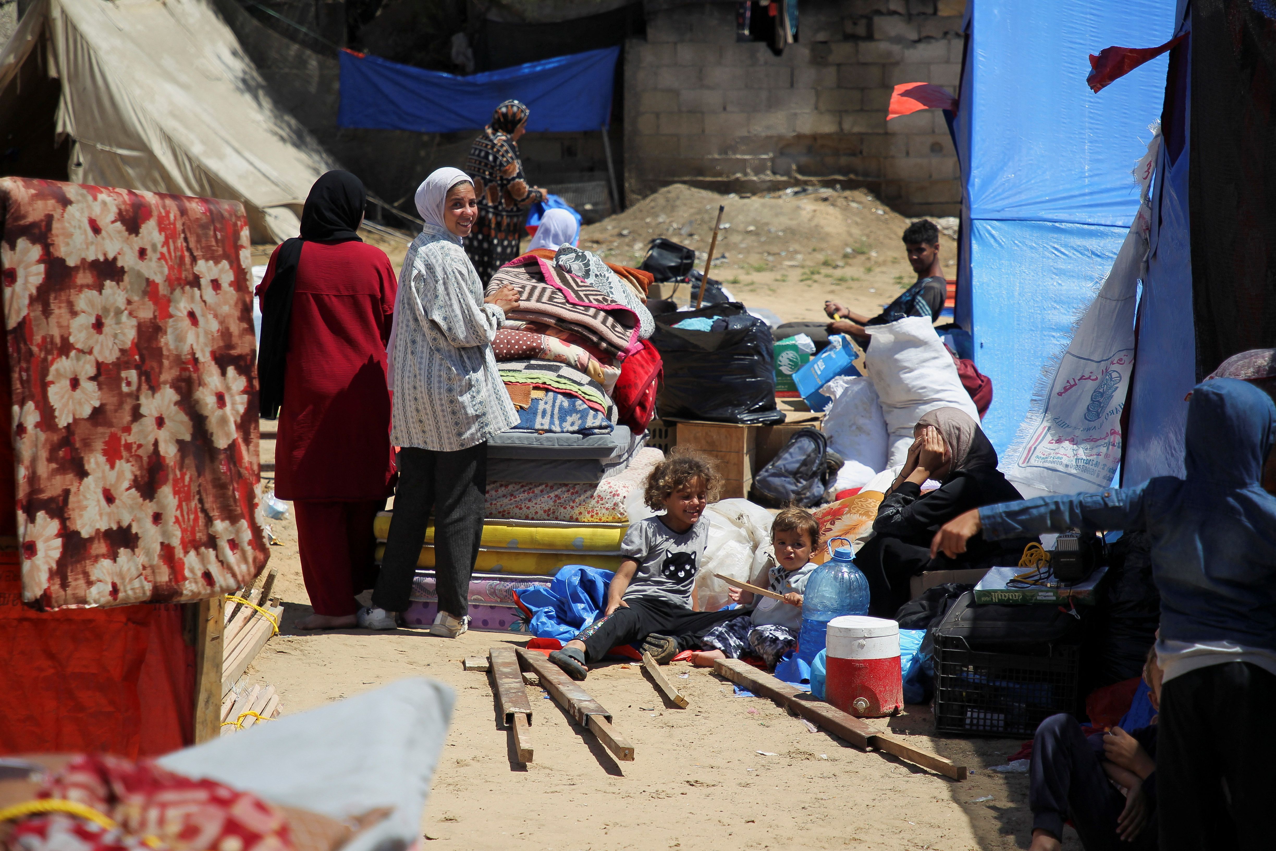 آوارگان فلسطینی در حال گریختن از رفح، جنوب نوار غزه، ۱۷ اردیبهشت