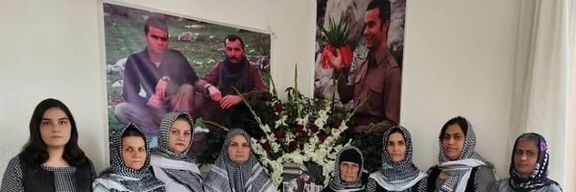 حضور مادران دادخواه کنار مادر پژمان فاتحی، به مناسبت چهلمین روز اعدام چهار فعال سیاسی کرد
