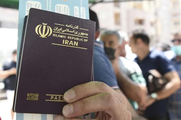 ترامب يوقّع أمراً تنفيذياً بمنع سفر مواطني إيران و11 دولة أخرى إلى الولايات المتحدة