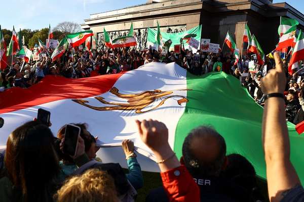 Iranian Diaspora Demanding Western Support Amid Protests