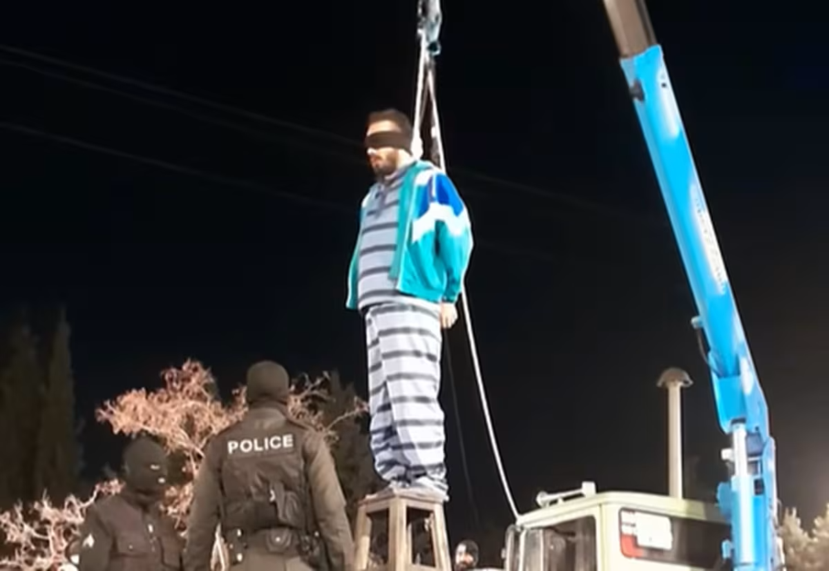 إعدام ما لا يقل عن 26 سجينًا في إيران خلال 4 أيام منهم اثنان على الملأ