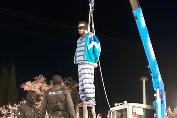 إعدام ما لا يقل عن 26 سجينًا في إيران خلال 4 أيام منهم اثنان على الملأ