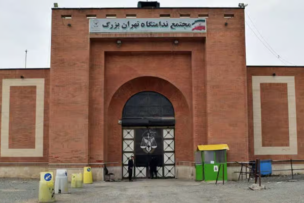 سجناء سياسيون يدينون اعتداءات قوات الأمن الإيرانية على حافلة لمعتقلين محكومين بالإعدام