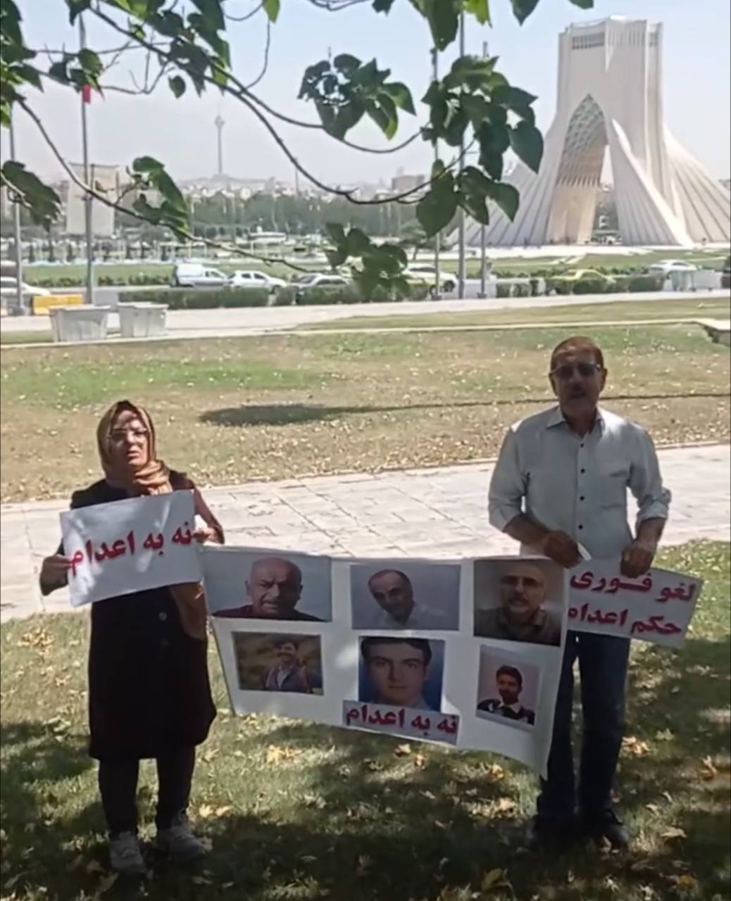 تجمع احتجاجي لعائلات السجناء السياسيين المحكوم عليهم بالإعدام في ساحة آزادي بطهران