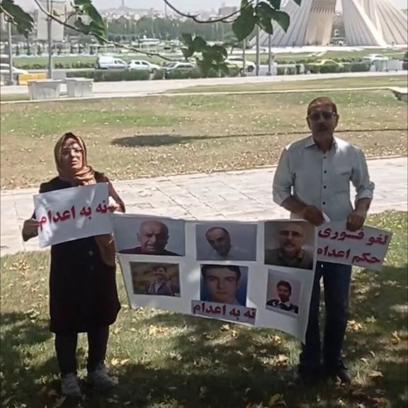 تجمع احتجاجي لعائلات السجناء السياسيين المحكوم عليهم بالإعدام في ساحة آزادي بطهران