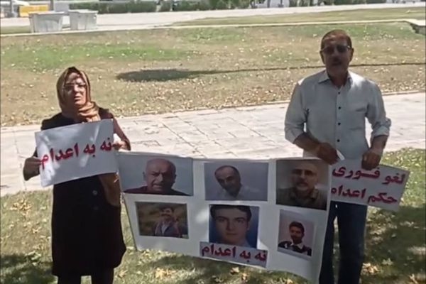 تجمع احتجاجي لعائلات السجناء السياسيين المحكوم عليهم بالإعدام في ساحة آزادي بطهران