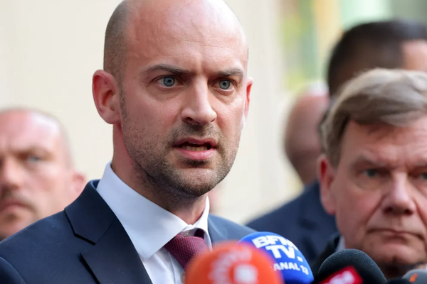 وزير الخارجية الفرنسي: تغيير النظام في إيران من الخارج خطير