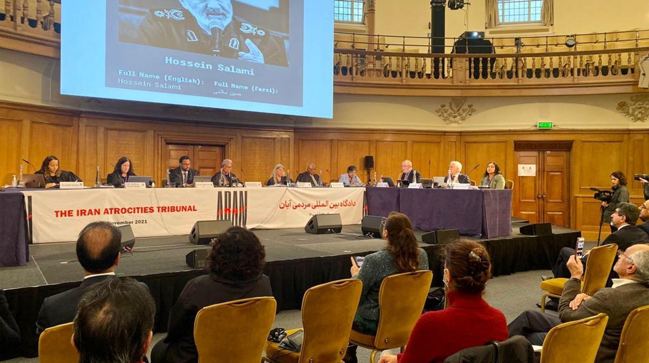 خبرگزاری فارس دادگاه مردمی آبان را بی‌اهمیت، مسخره و فاقد وجاهت حقوقی خواند