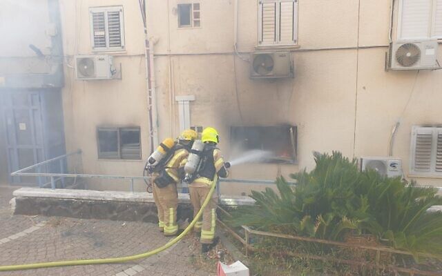 آتش گرفتن چند خانه پس از حمله موشکی حزب‌الله به حیفا، چهارشنبه ۱۸ مهر