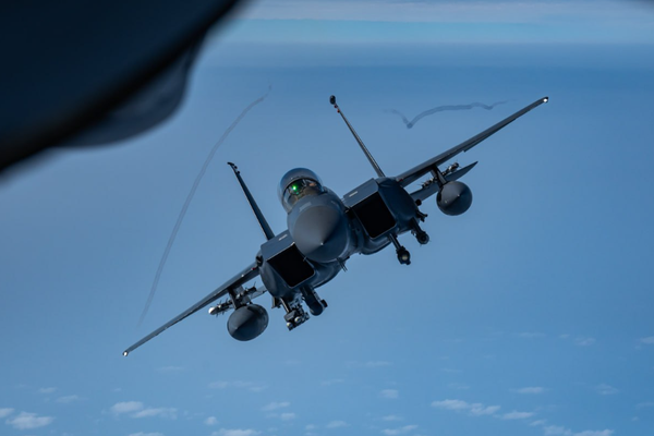 بوليتيكو: مستشارو ترامب يفضلون توجيه إسرائيل الضربة الأولى ضد إيران