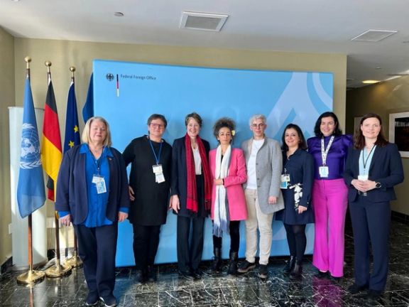 دیدار مسیح علینژاد با اعضای پارلمان آلمان: درباره حملات شیمیایی به مدارس ایران سکوت نکنید