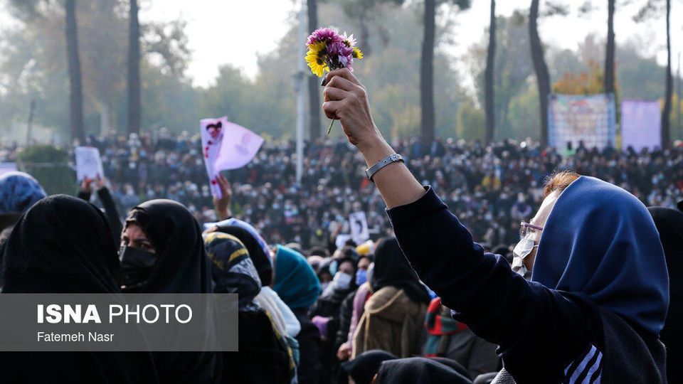 هم‌زمان با حکومت نظامی اصفهان، ائمه جمعه مردم معترض را «مزدور»‌ خواندند