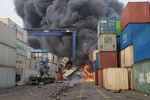 صحيفة إيرانية: الشحنة المنفجّرة في ميناء رجائي تابعة لجهة عسكرية