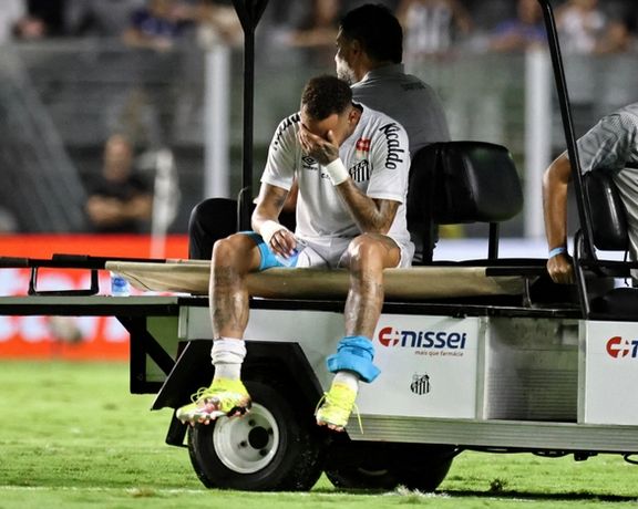 مصدومیت دوباره ستاره برزیلی؛ نیمار با اشک زمین بازی را ترک کرد