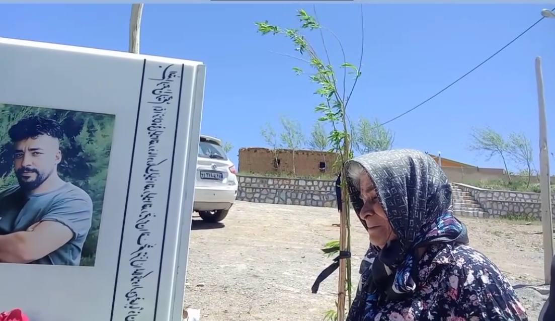 مادر سعید یعقوبی بر سر مزار صالح میرهاشمی