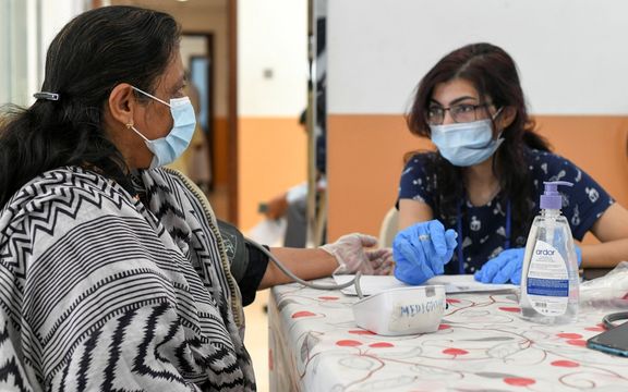 ابوظبی به توریستها واکسن رایگان کرونا ارائه میکند