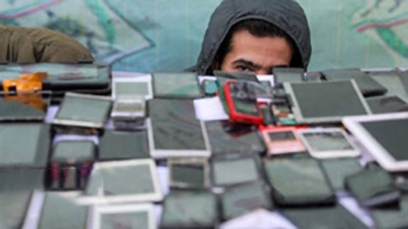 رییس آگاهی تهران:گرانی گوشی و نگهداری آن با دو انگشت نزدیک گوش دلیل افزایش موبایل قاپی است
