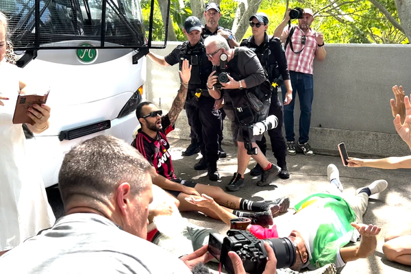 تجمع ایرانیان در استرالیا برای جلوگیری از انتقال بازیکنان تیم ملی فوتبال زنان به ایران