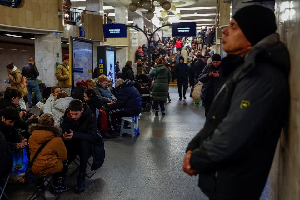شهروندان پس از حمله هوایی روسیه در متروی کی‌یف پناه گرفتند