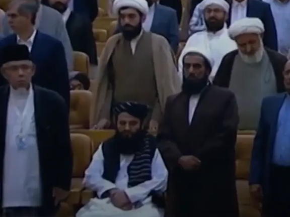 عدم وقوف ممثل "طالبان" خلال النشيد الوطني الإيراني يثير الجدل.. وطهران: "إهانة دبلوماسية"