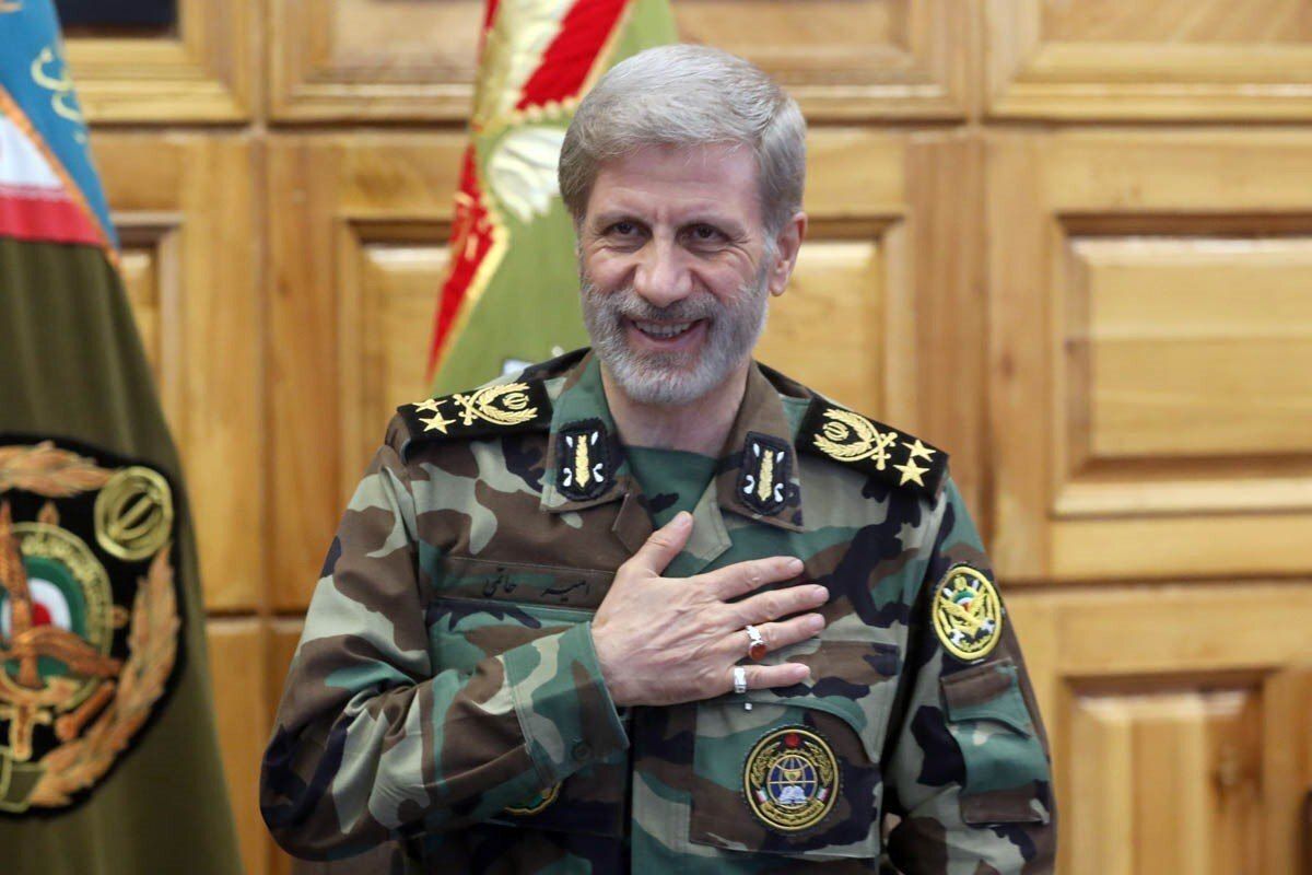 فرمانده ارتش جمهوری اسلامی: نمی‌شود جاهایی امن باشد و مردم ما در امنیت نباشند