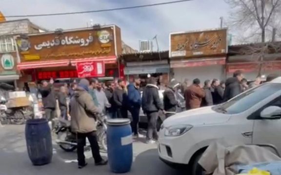 تجار المواد الغذائية والمكسرات في طهران يعلنون الإضراب بسبب الركود الشديد