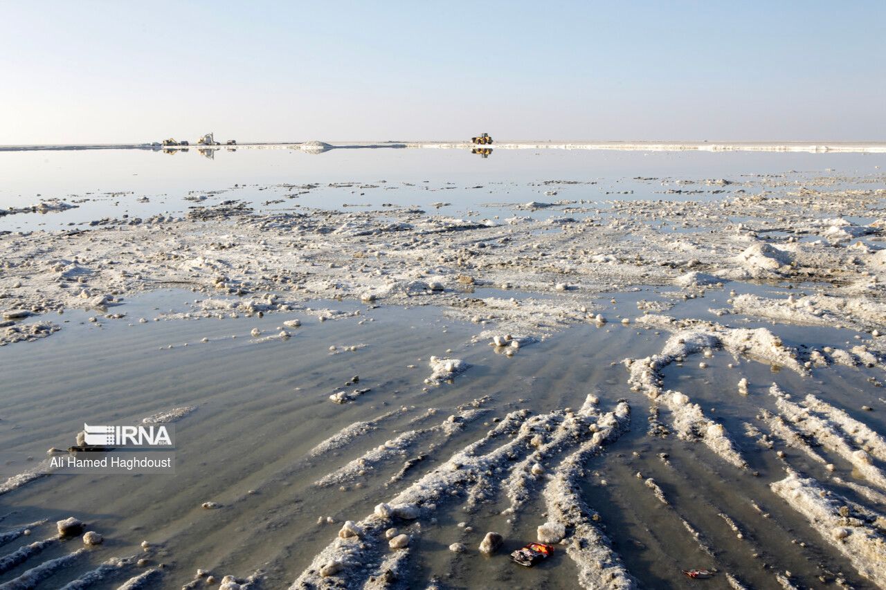 ابهام‌ها و تناقض‌ها درباره شرایط دریاچه ارومیه؛ مالچ‌پاشی تکذیب شد
