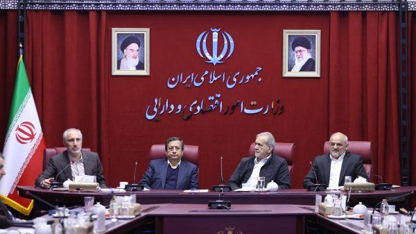 هم‌زمان با اعلام وصول طرح استیضاح وزیر اقتصاد، پزشکیان «سرزده» به دیدار او رفت