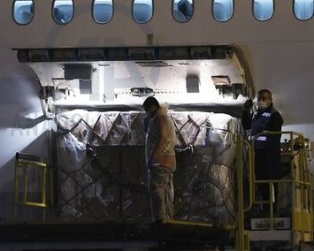 معاون گمرک: یک میلیون و ۴۰۰ هزار دوز واکسن آسترازنکا از ایتالیا وارد فرودگاه تهران شد