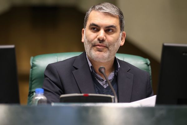 عضو کمیسیون برنامه و بودجه مجلس: تیم دولت پذیرفته توان کاهش تورم و مهار ارز را ندارد