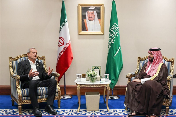 "رويترز": إيران طلبت من السعودية إقناع ترامب بإحياء المفاوضات