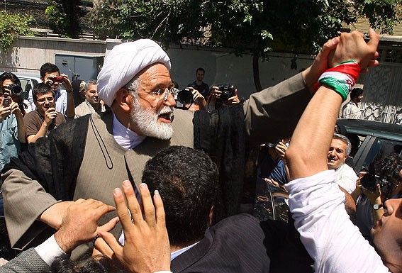 روزنامه‌های اصولگرا کروبی را به «عقده‌گشایی» و «فتنه مجدد» متهم کردند