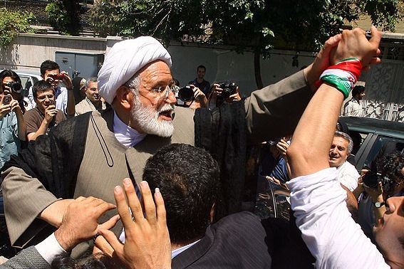 الصحف الأصولية تشن هجومًا حادًا على كروبي.. وتتهمه بـ "السعي لإشعال فتنة جديدة" في إيران