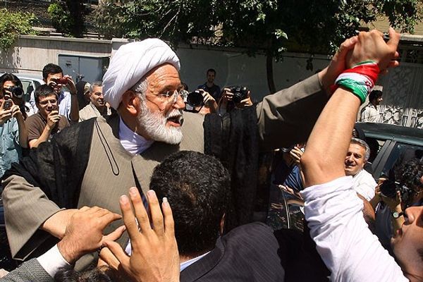 الصحف الأصولية تشن هجومًا حادًا على كروبي.. وتتهمه بـ "السعي لإشعال فتنة جديدة" في إيران