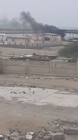 طبق گزارشهای محلی و تصاویر منتشرشده، نیروهای دریابانی در هرمزگان به سوختبران شلیک کردهاند